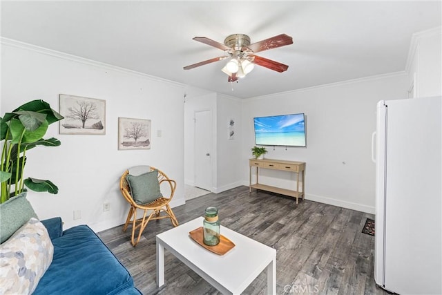 living room featuring ceiling fan, ornamental molding, wood finished floors, and baseboards