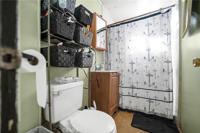 bathroom with a shower with curtain, toilet, and vanity