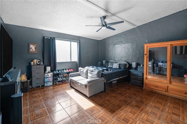 bedroom featuring ceiling fan and a textured ceiling