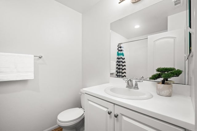 full bath with curtained shower, visible vents, toilet, vanity, and baseboards