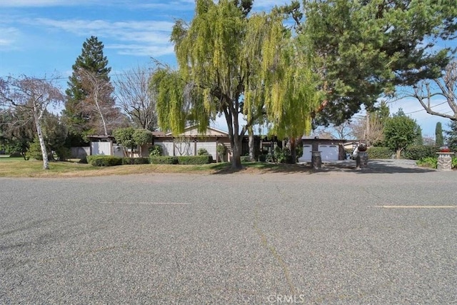 view of front facade featuring a garage and driveway