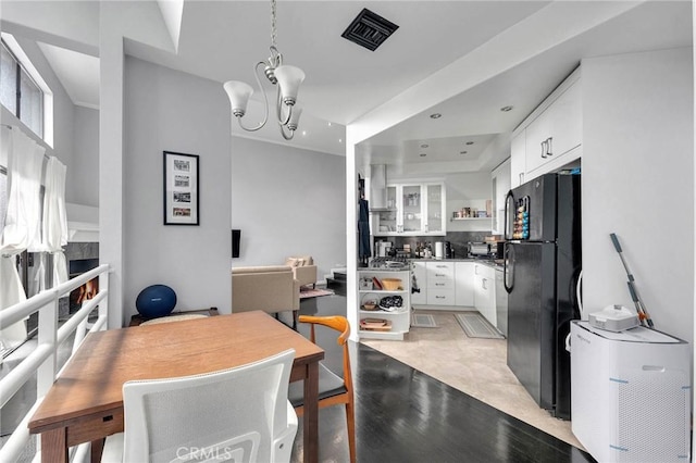 dining room featuring visible vents and a chandelier