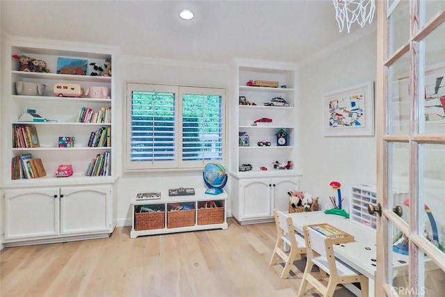 rec room with built in features, light wood-type flooring, crown molding, and recessed lighting