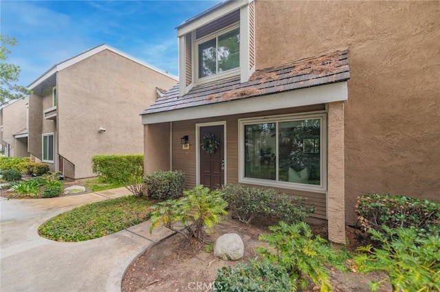 property entrance featuring stucco siding