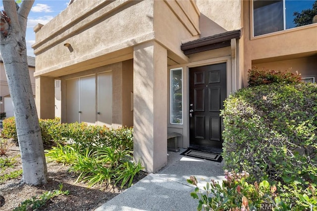 property entrance featuring stucco siding