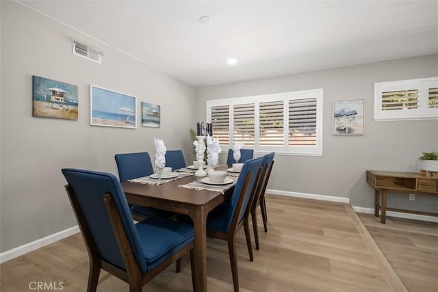 dining room with light wood-style floors, baseboards, visible vents, and recessed lighting