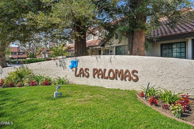 community / neighborhood sign featuring a yard