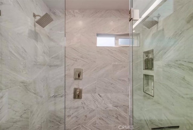 bathroom featuring tiled shower