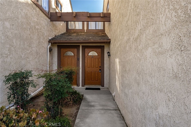 property entrance featuring stucco siding