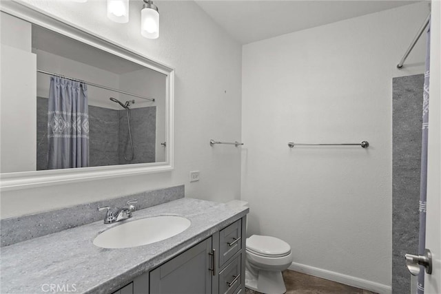 full bathroom featuring a shower with shower curtain, vanity, toilet, and baseboards