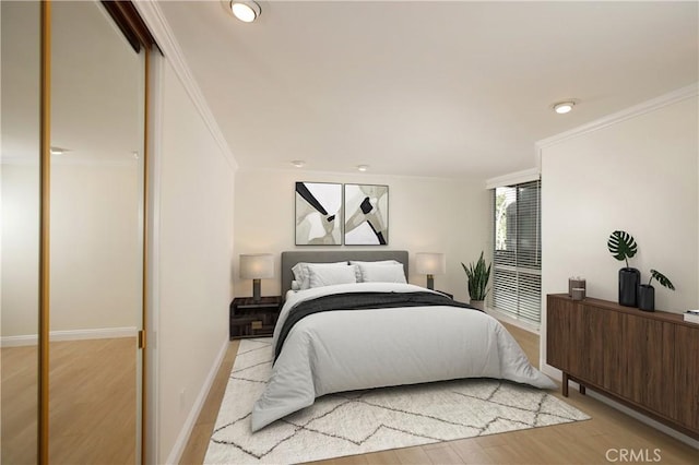 bedroom featuring light wood-style floors, crown molding, baseboards, and recessed lighting