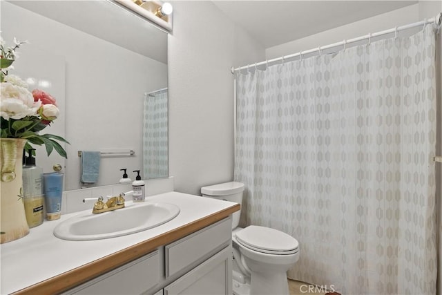 bathroom with a shower with shower curtain, vanity, and toilet