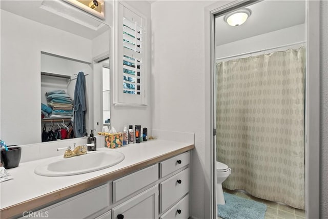 full bathroom featuring a shower with shower curtain, vanity, and toilet