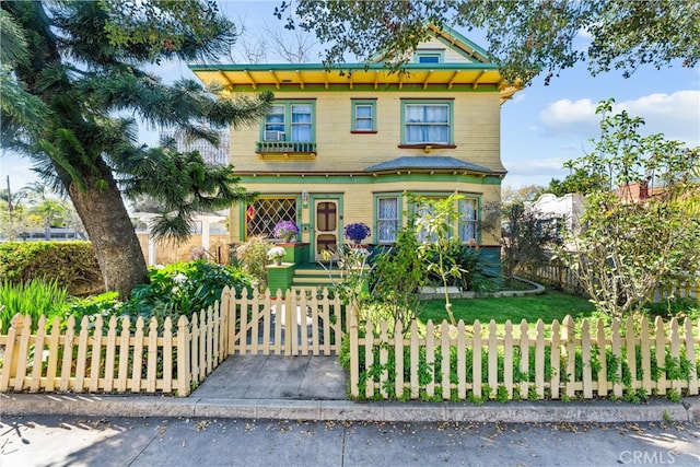 view of front of house with a fenced front yard