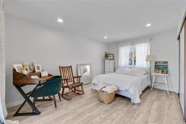 bedroom featuring light wood-style floors, baseboards, and recessed lighting