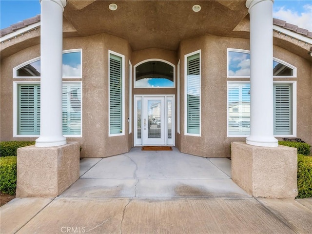 view of exterior entry with stucco siding