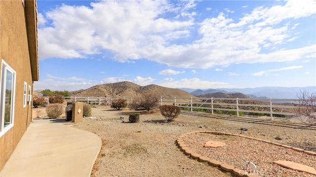 view of yard with fence and a mountain view