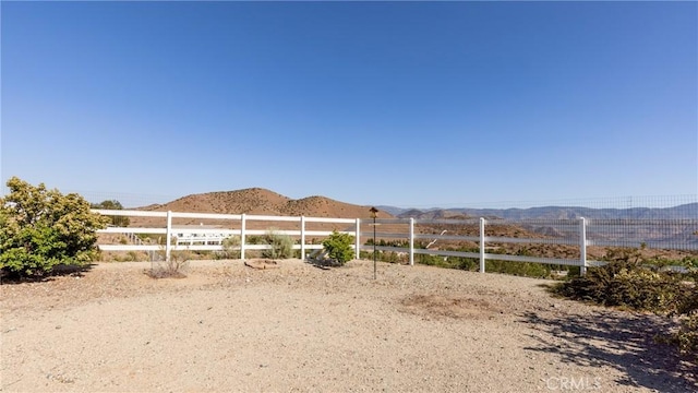 view of yard with fence and a mountain view