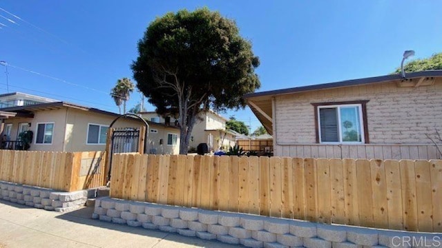 view of front of home featuring a fenced front yard