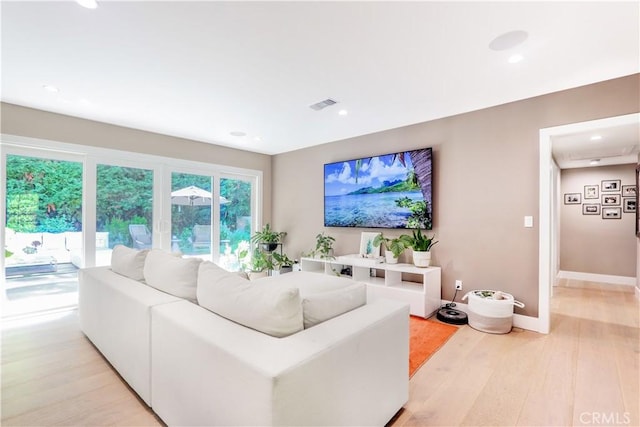 living area with visible vents, recessed lighting, baseboards, and light wood-style floors