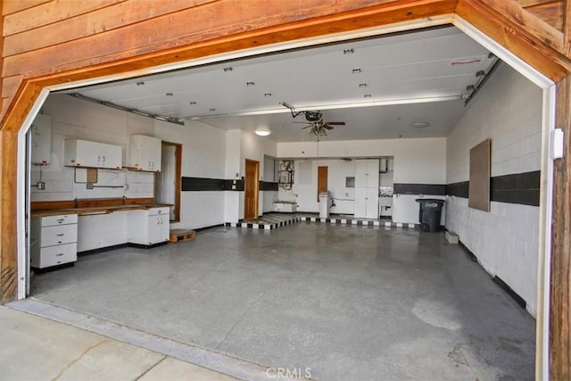 garage featuring concrete block wall