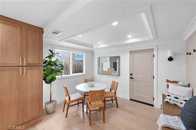 dining area featuring a tray ceiling, recessed lighting, visible vents, light wood-style floors, and baseboards