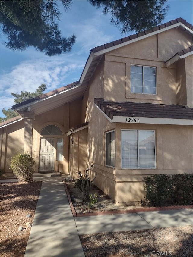 view of front facade featuring stucco siding