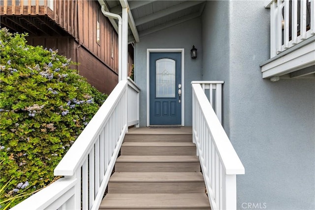 property entrance with stucco siding