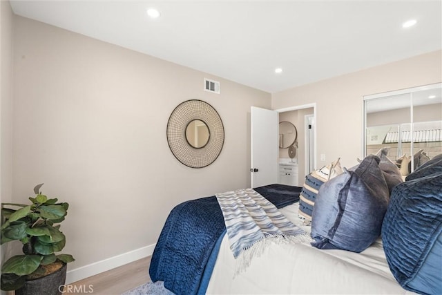 bedroom with visible vents, recessed lighting, light wood-style flooring, and baseboards