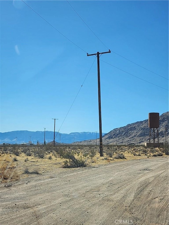 Listing photo 3 for 502 Cascadian Ave, Lucerne Valley CA 92356