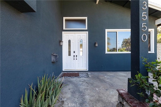 property entrance featuring stucco siding