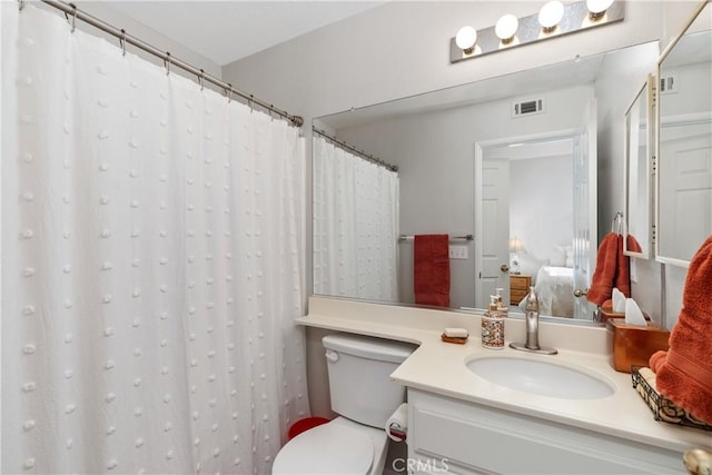 full bath with toilet, a shower with curtain, visible vents, and vanity