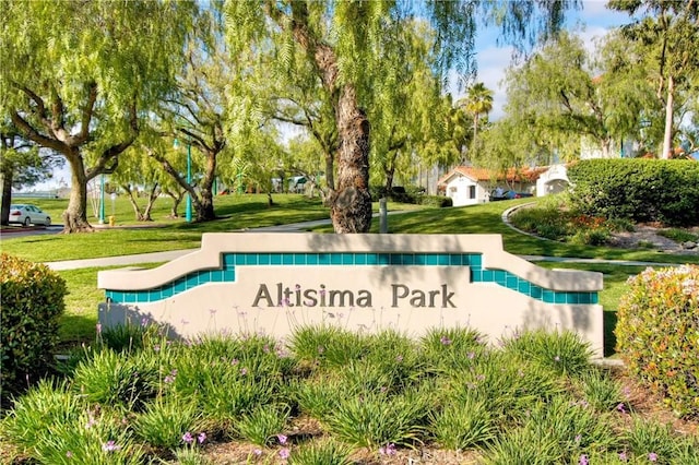 community / neighborhood sign featuring a lawn