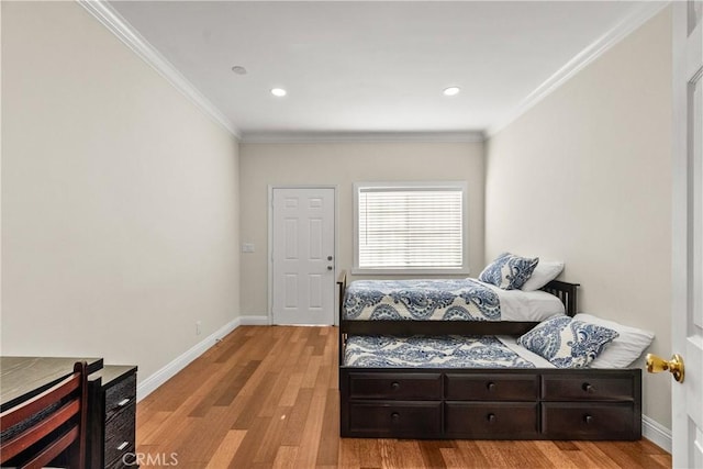 bedroom featuring light wood finished floors, recessed lighting, baseboards, and ornamental molding