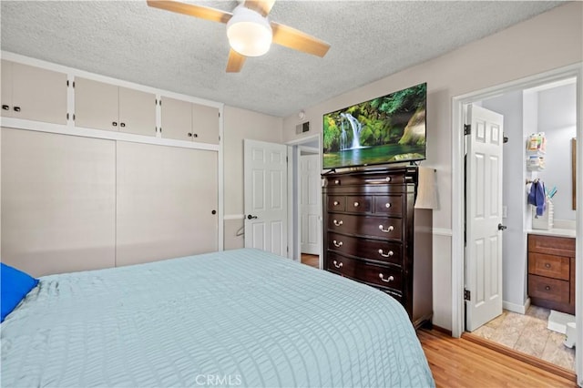3104 Altura Ave, La Crescenta, CA 91214 - bedroom featuring light wood-style flooring, a textured ceiling, a closet, and ceiling fan