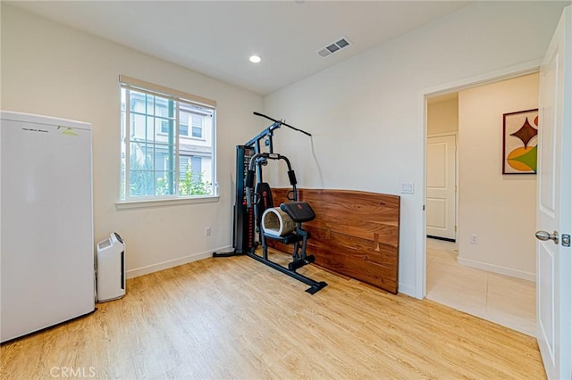 workout room featuring visible vents, recessed lighting, light wood-type flooring, and baseboards