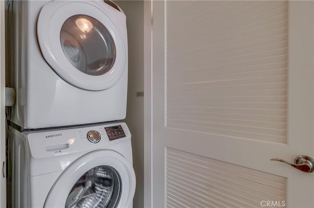 laundry area with laundry area and stacked washer / dryer