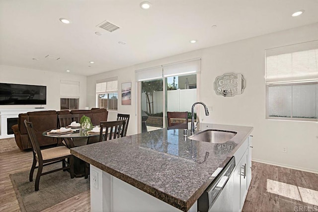 1510 Wildgrove Way, Vista, CA 92081 - kitchen with an island with sink, wood finished floors, a sink, stainless steel dishwasher, and recessed lighting