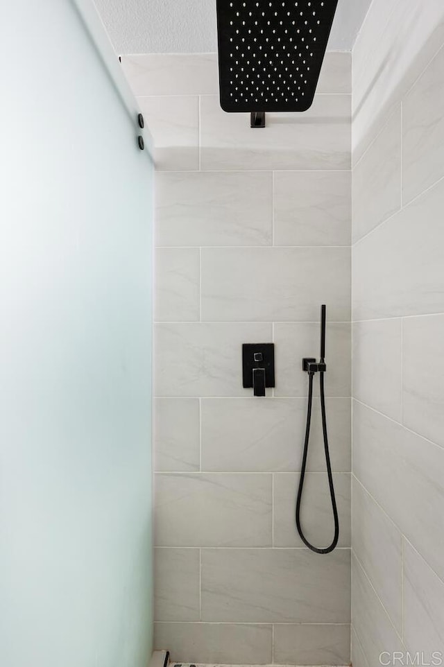 full bath featuring tiled shower