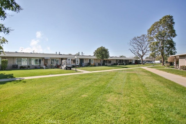 view of property's community with a yard and a residential view