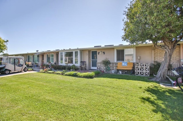 view of front facade featuring stucco siding and a front yard