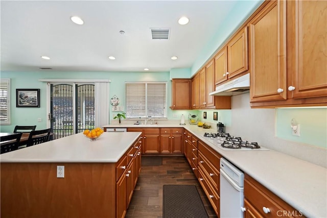 kitchen featuring visible vents, under cabinet range hood, light countertops, recessed lighting, and white appliances