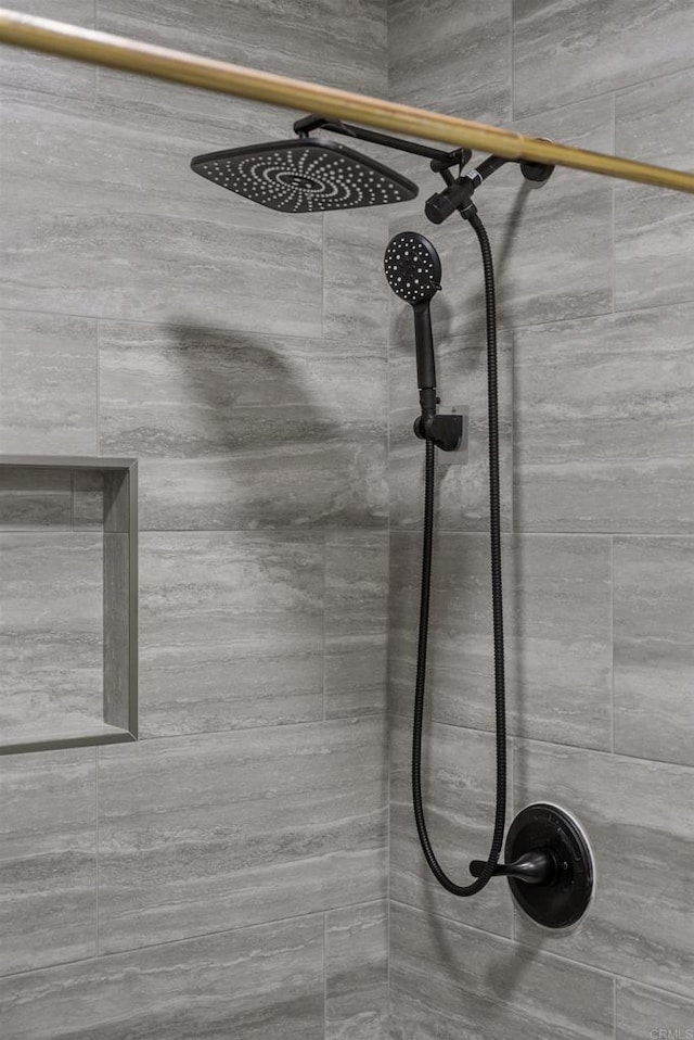 room details featuring a tile shower