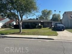 view of front of property featuring driveway and a front lawn