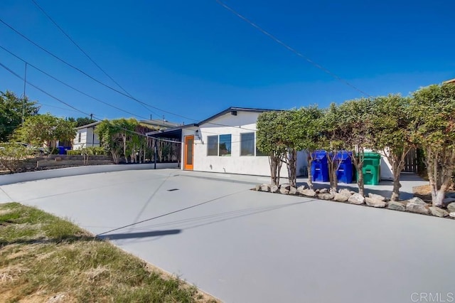 view of front of property with concrete driveway