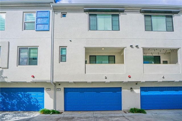 view of front facade with stucco siding