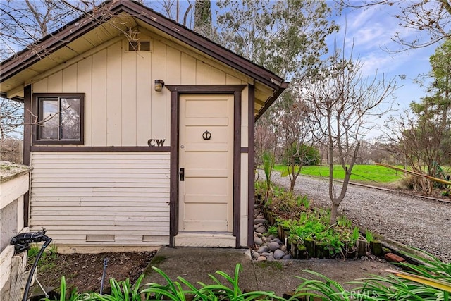 view of outdoor structure featuring an outbuilding