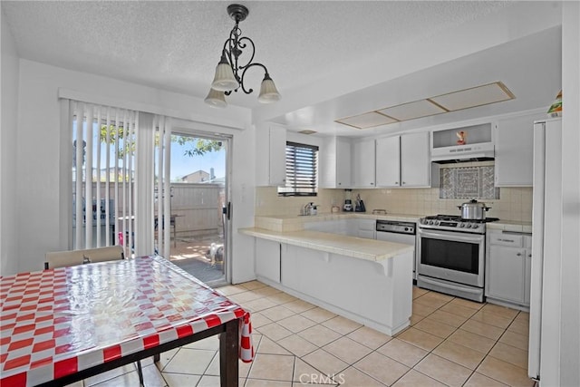 kitchen featuring decorative backsplash, stainless steel gas stove, light tile patterned flooring, a peninsula, and under cabinet range hood