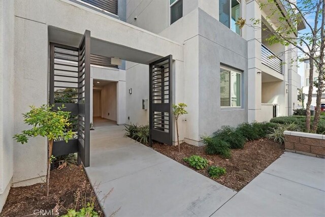 property entrance featuring stucco siding