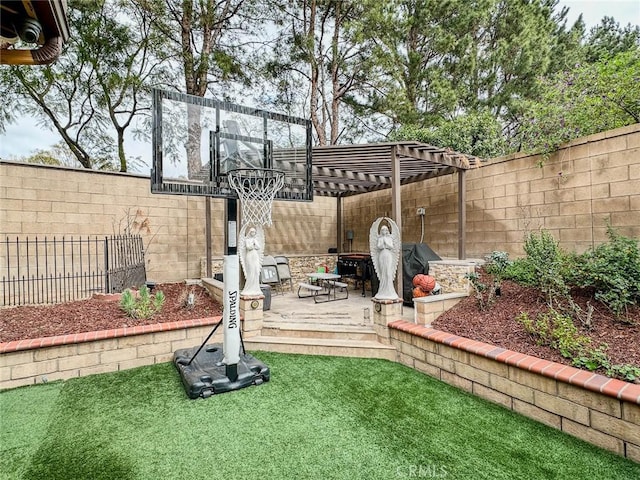 view of yard featuring a pergola